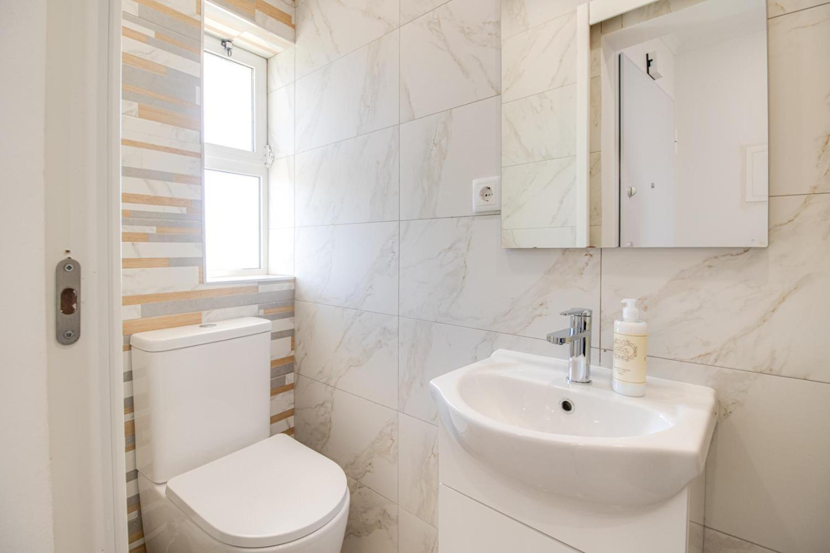 Renovated 2bd Ac Wi-fi Pool 350m Porches (Algarve)
